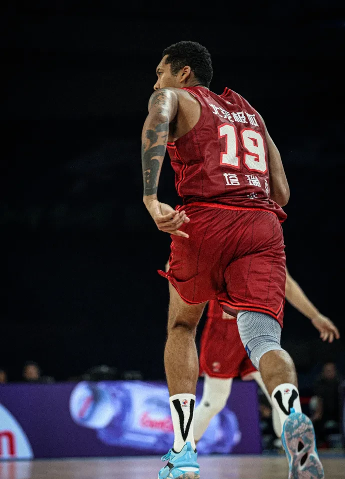 今晚CBA常规赛焦点战，曼城外线爆发，底气十足，更衣室氛围转暖